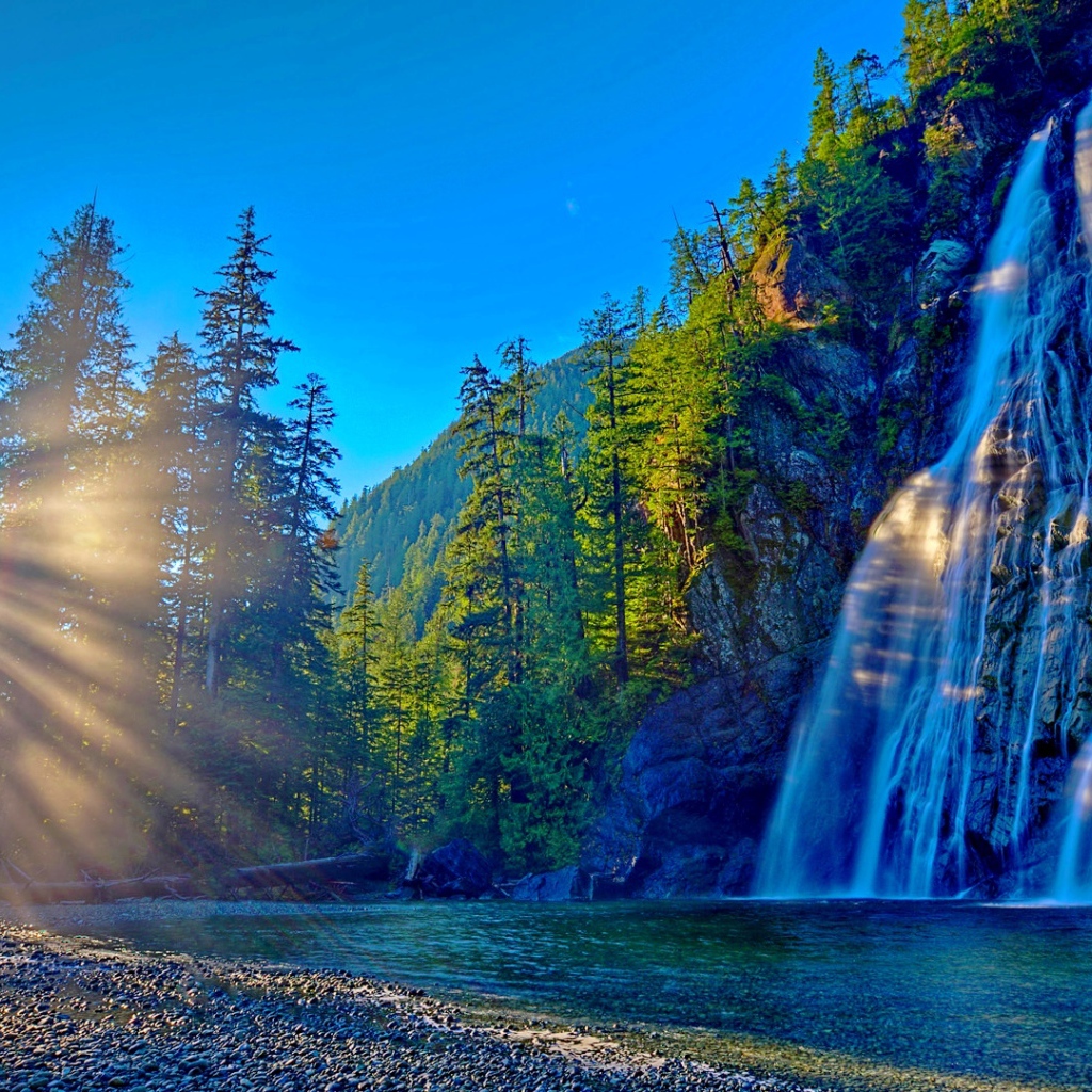 Горный водопад в лучах солнца 