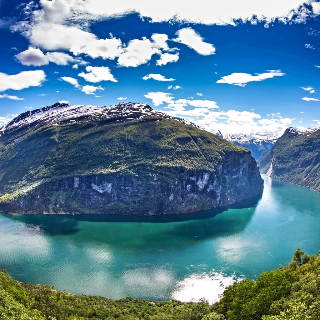 Живописный Гейрангер-фьорд под красивым голубым небом с белыми облаками, Норвегия