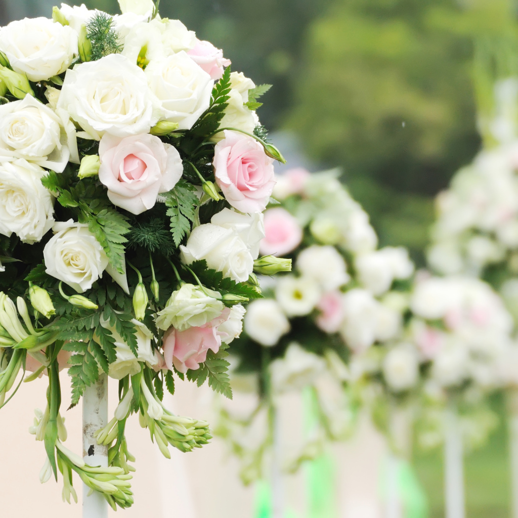 Красивые свадебные букеты из цветов розы и фрезии в декоре