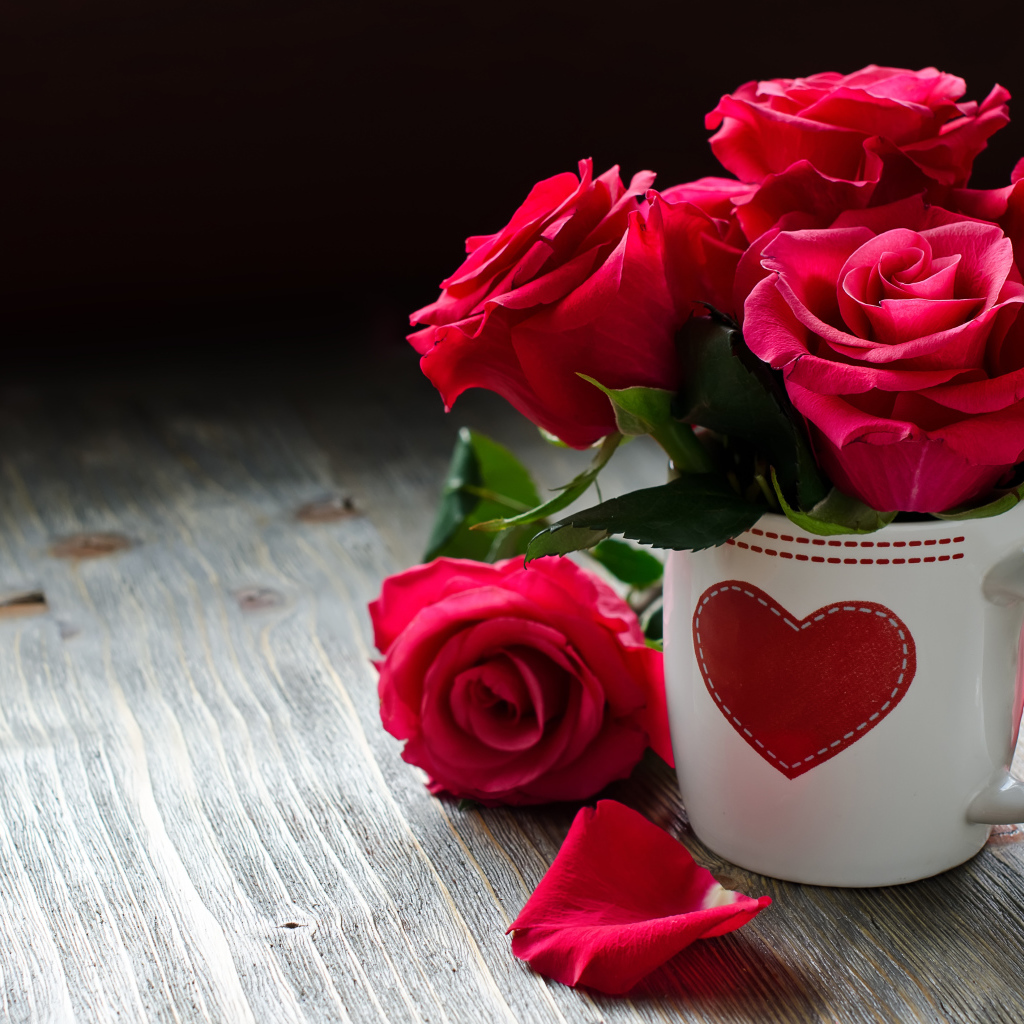 Красные розы в белой чашке с сердечком