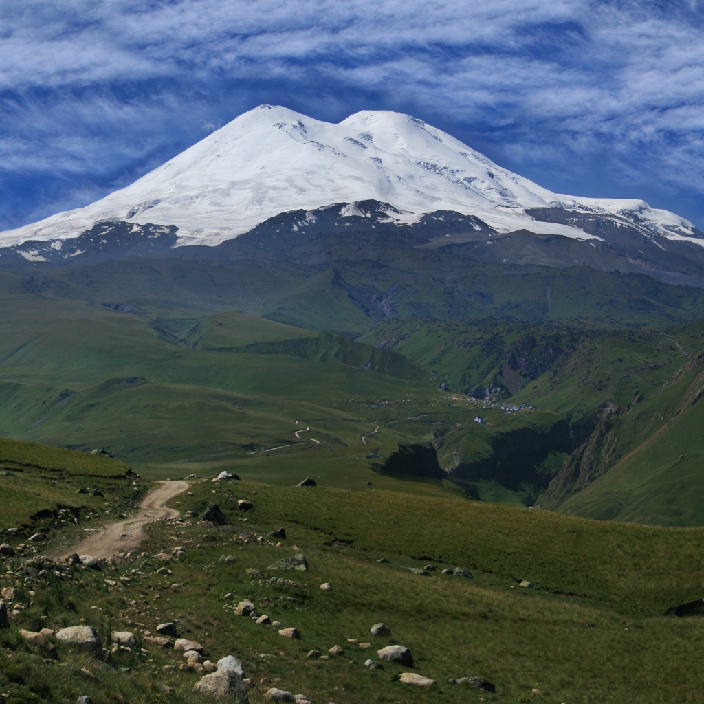Заснеженная вершина горы Эльбрус, Кавказ