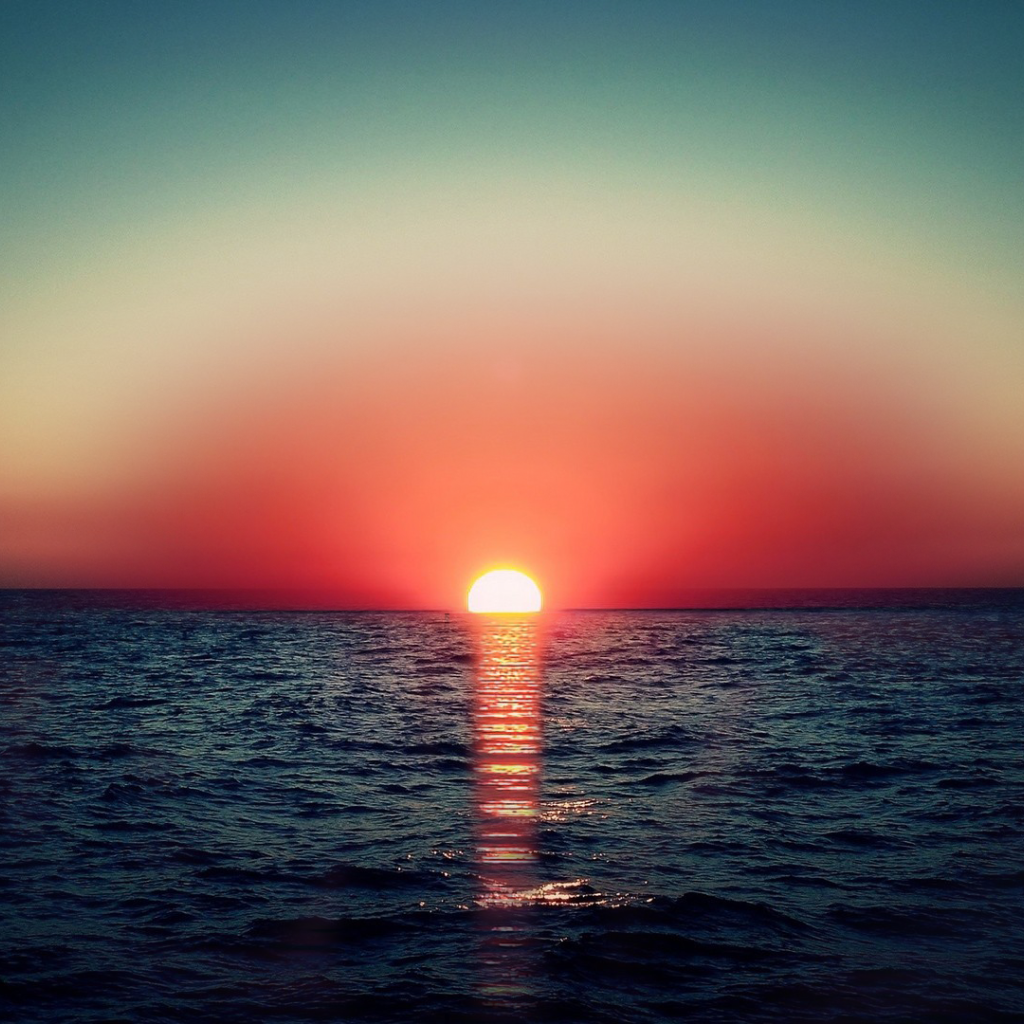 Закат красного солнца в море
