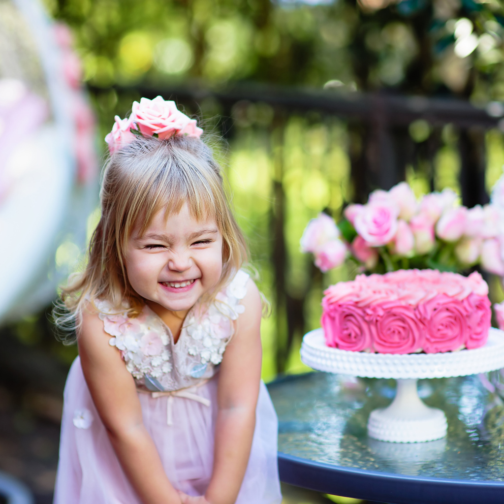 Маленькая улыбающаяся девочка с праздничным тортом день рождения