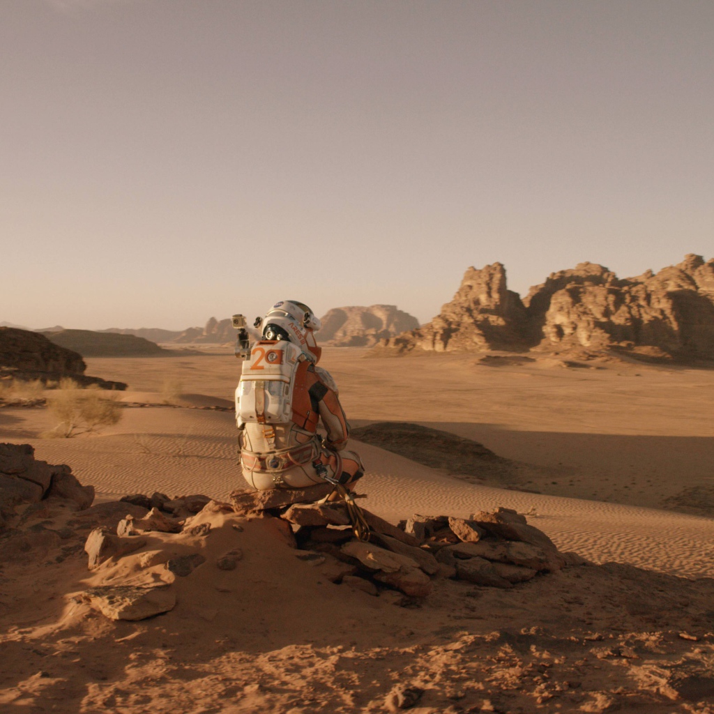 Одинокий космонавт на поверхности Марса 