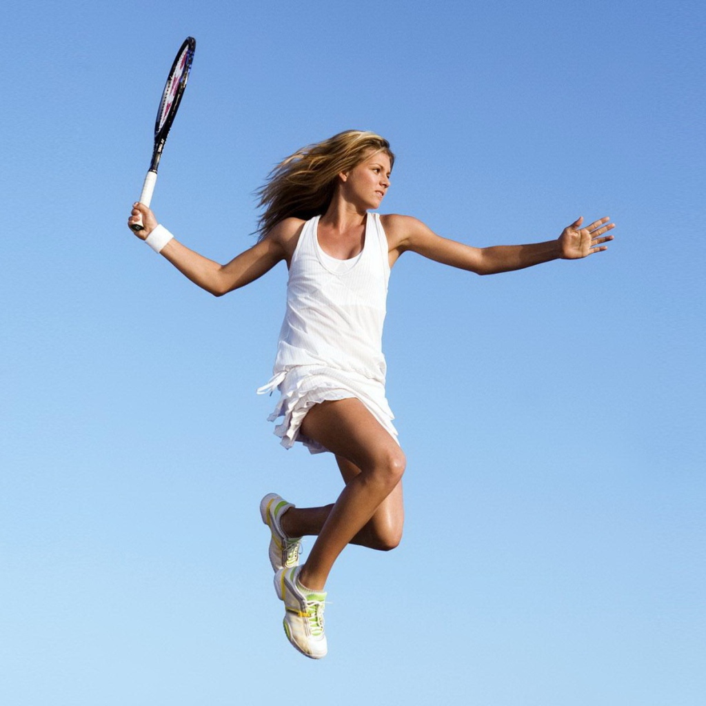 Прыжок теннисистки Марии Кириленко с ракеткой в руках 