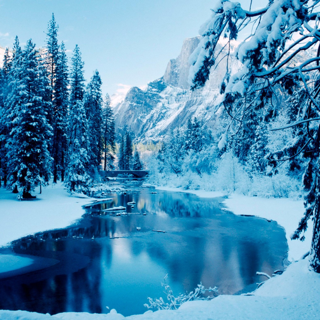 Река в горах зимой