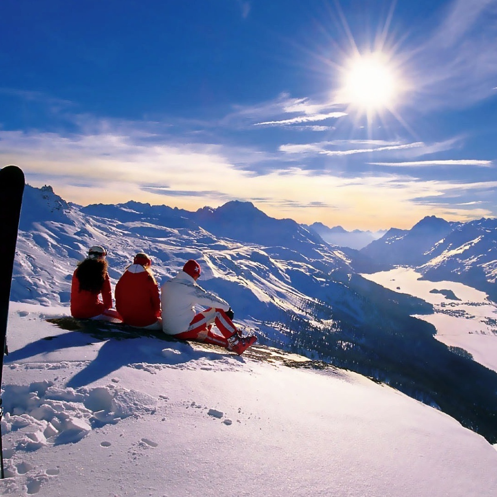 Сноубордисты встречают рассвет в заснеженных горах 