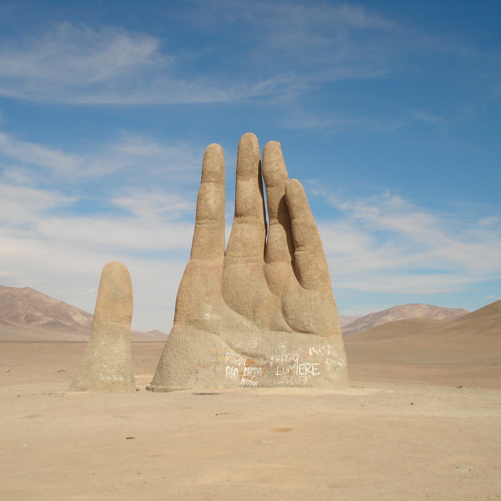 Гигантская рука Мано-де-Десьерто в пустыне Атакама, Чили 