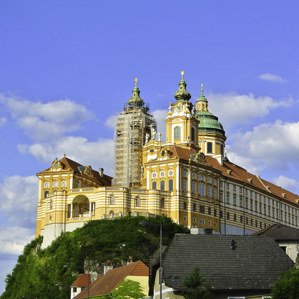 Живописный Бенедиктинский монастырь на фоне голубого неба, Мельк. Австрия