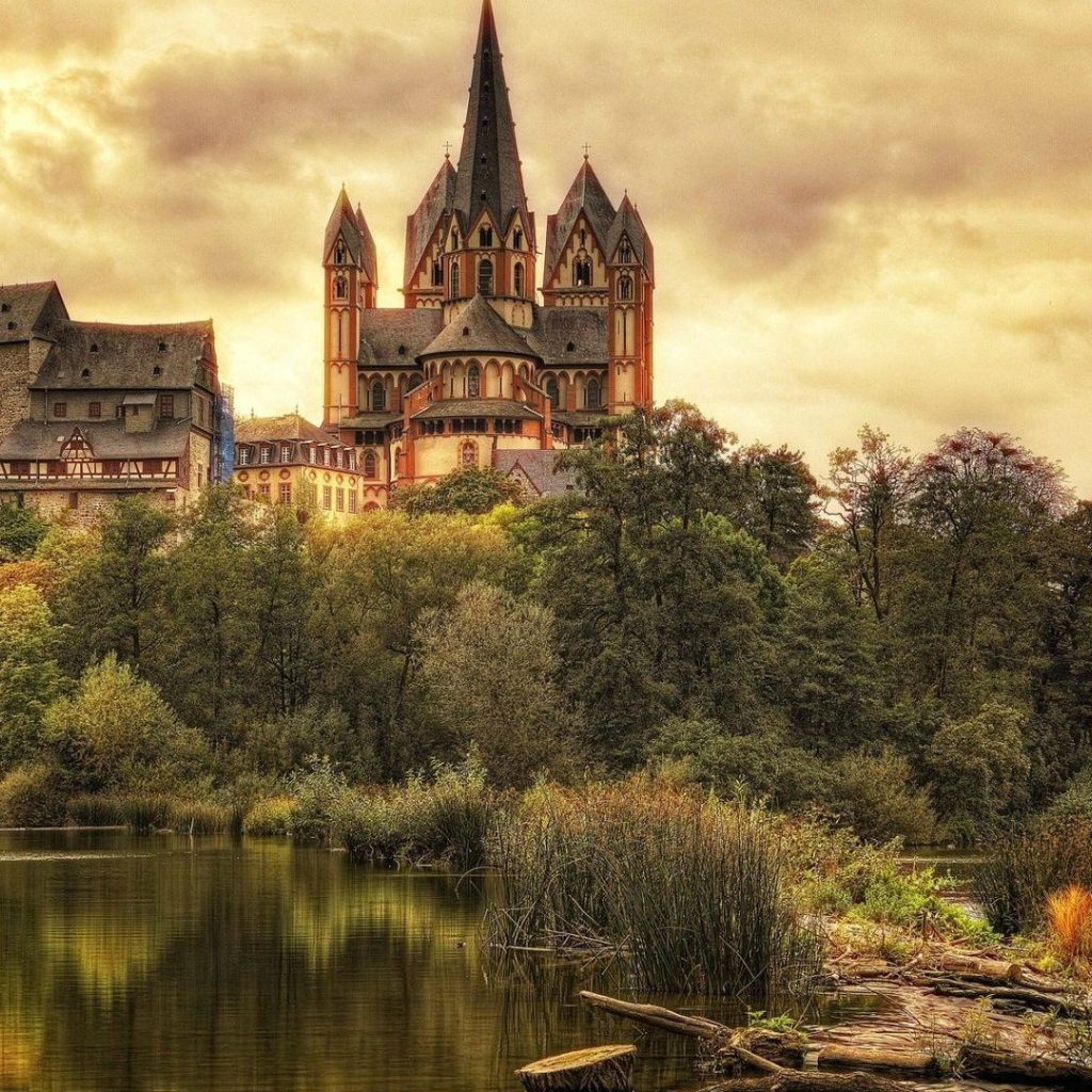 Старинный Лимбургский собор у озера, Германия 