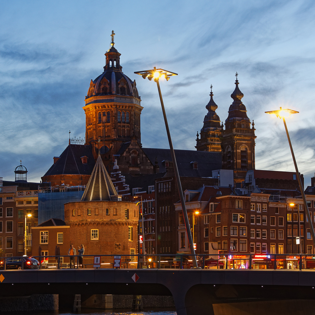 Средневековая церковь Святого Николая в Амстердаме. Нидерланды