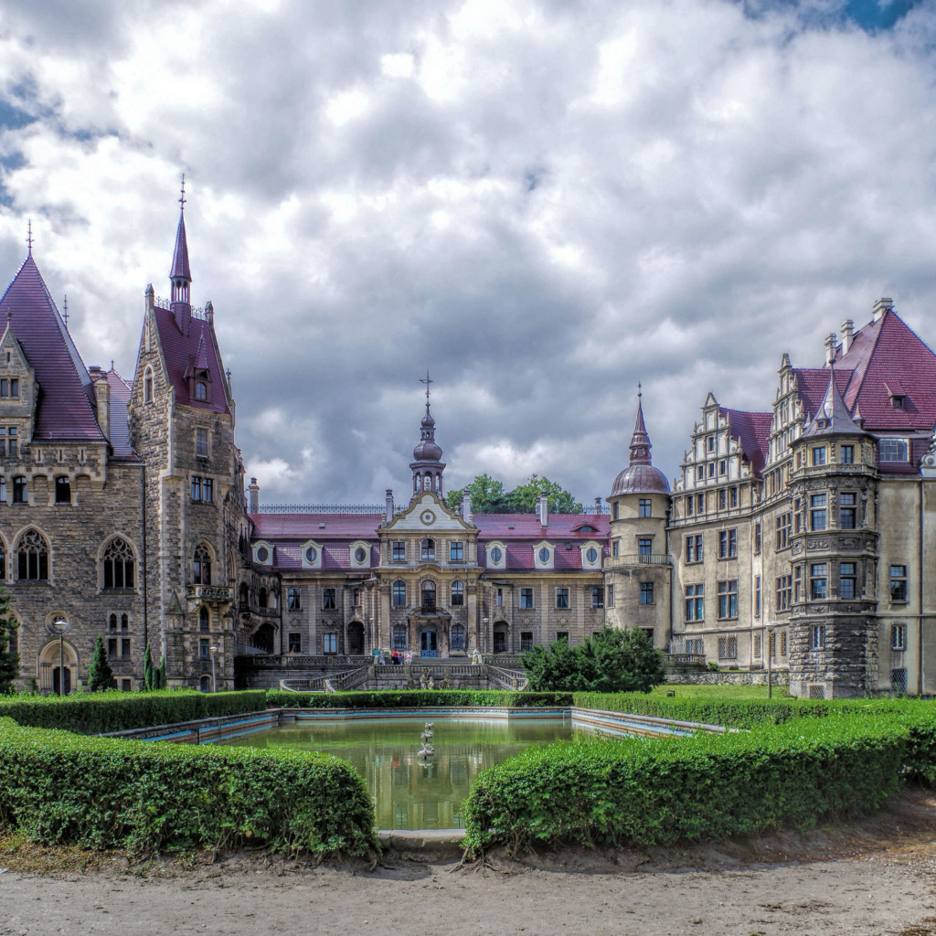 Красивый старинный Мошненский Замок, Польша