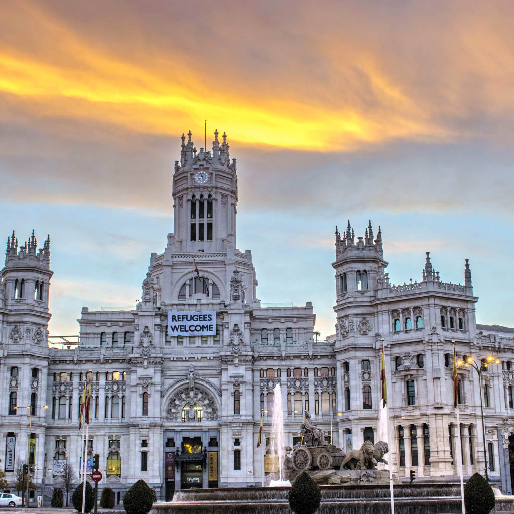 Музей Cybele Palace на фоне неба, Мадрид. Испания 