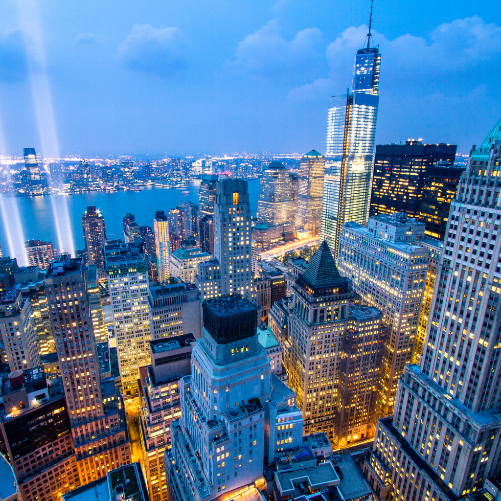 Вид на ночные небоскребы Нью Йорка, США 