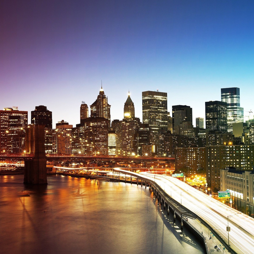Бруклинский мост и огни ночного города Нью -Йорк 