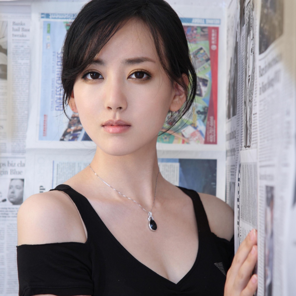 Актриса Цзин Тянь с красивым кулоном на шее