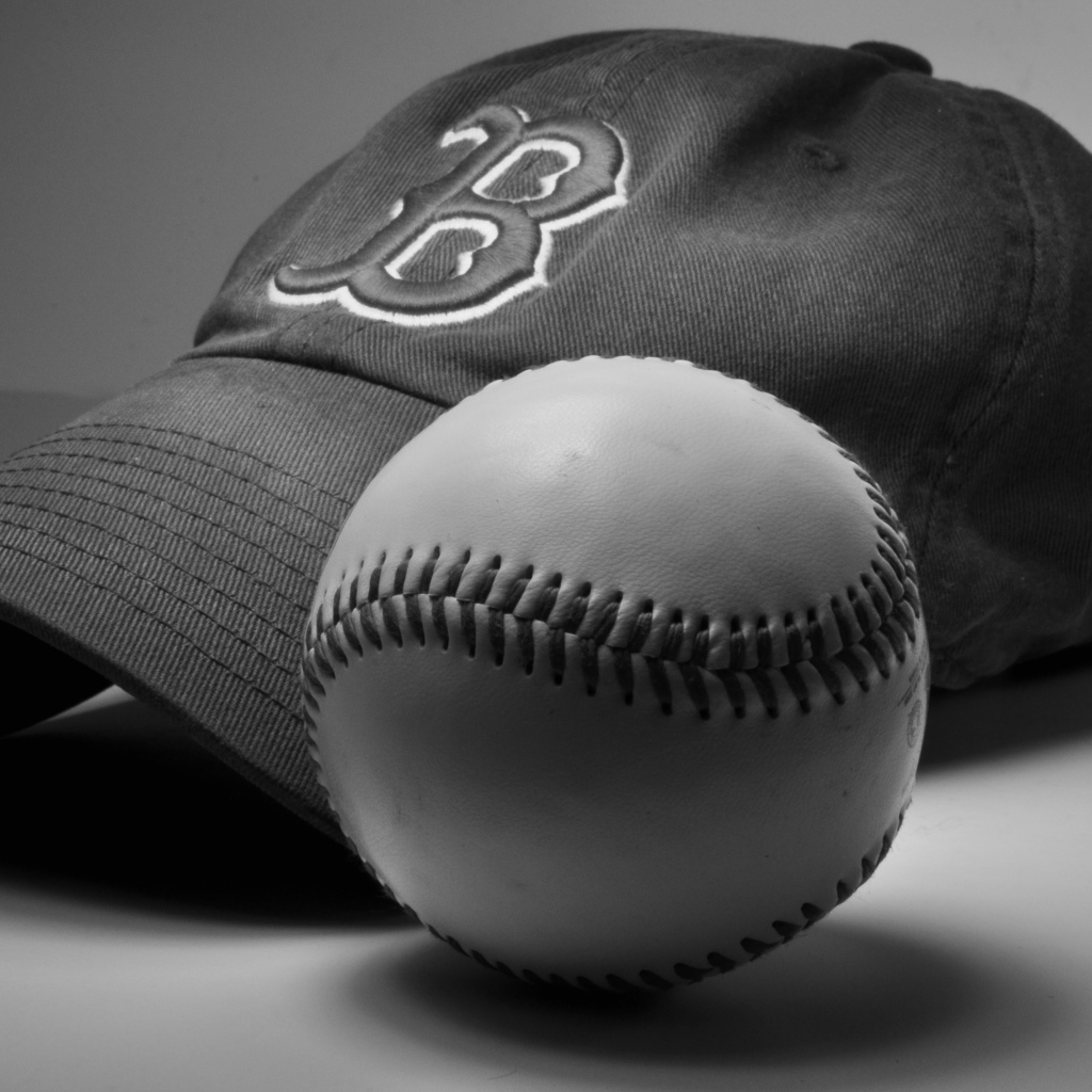 Бейсболка и мяч бейсбольной команды Бостон Ред Сокс 