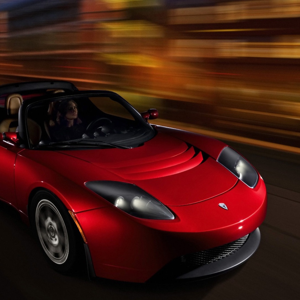 Спортивный электромобиль Tesla Roadster на трассе 