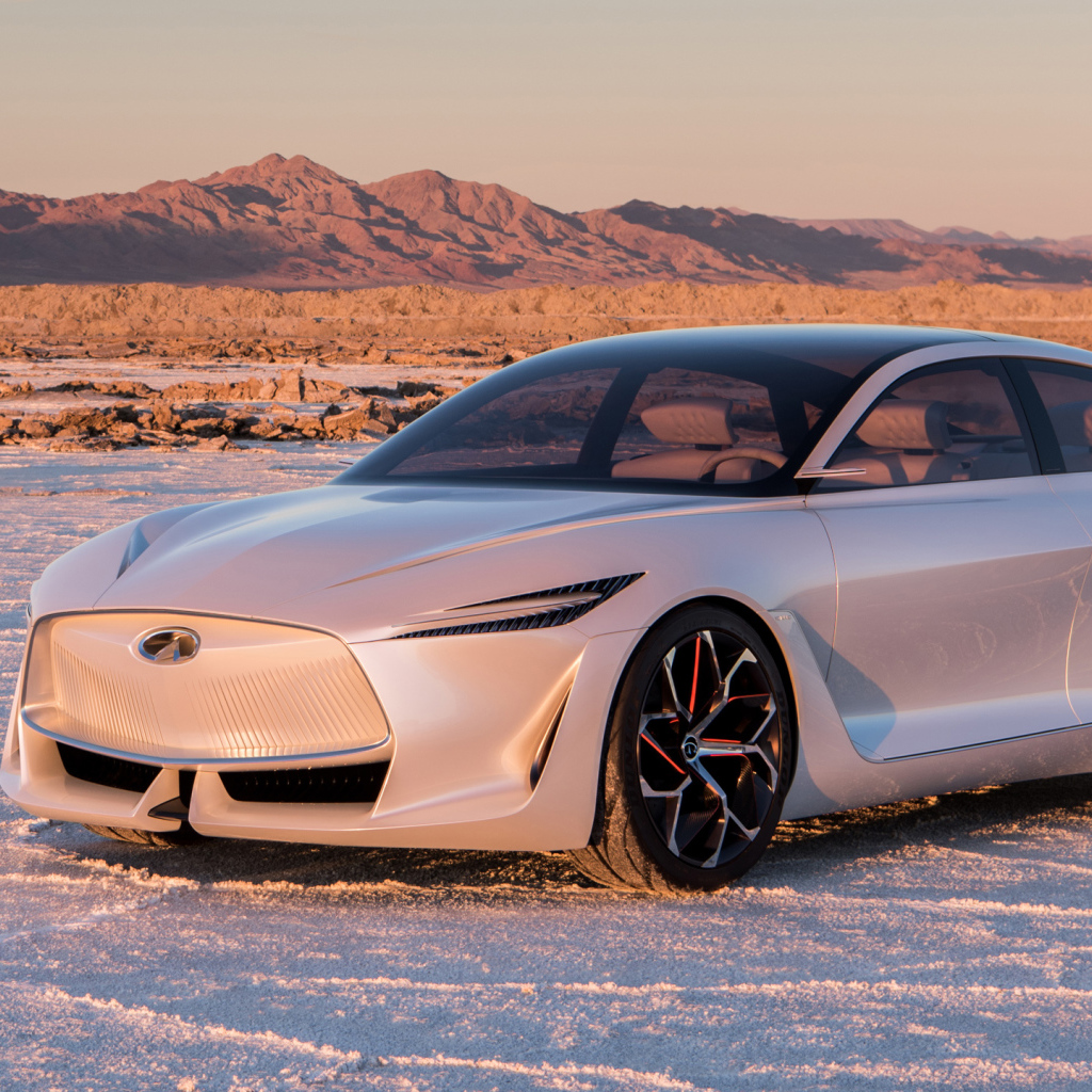 Серебристый автомобиль Infiniti Q Inspiration Concept, 2018 стоит на снегу на фоне гор