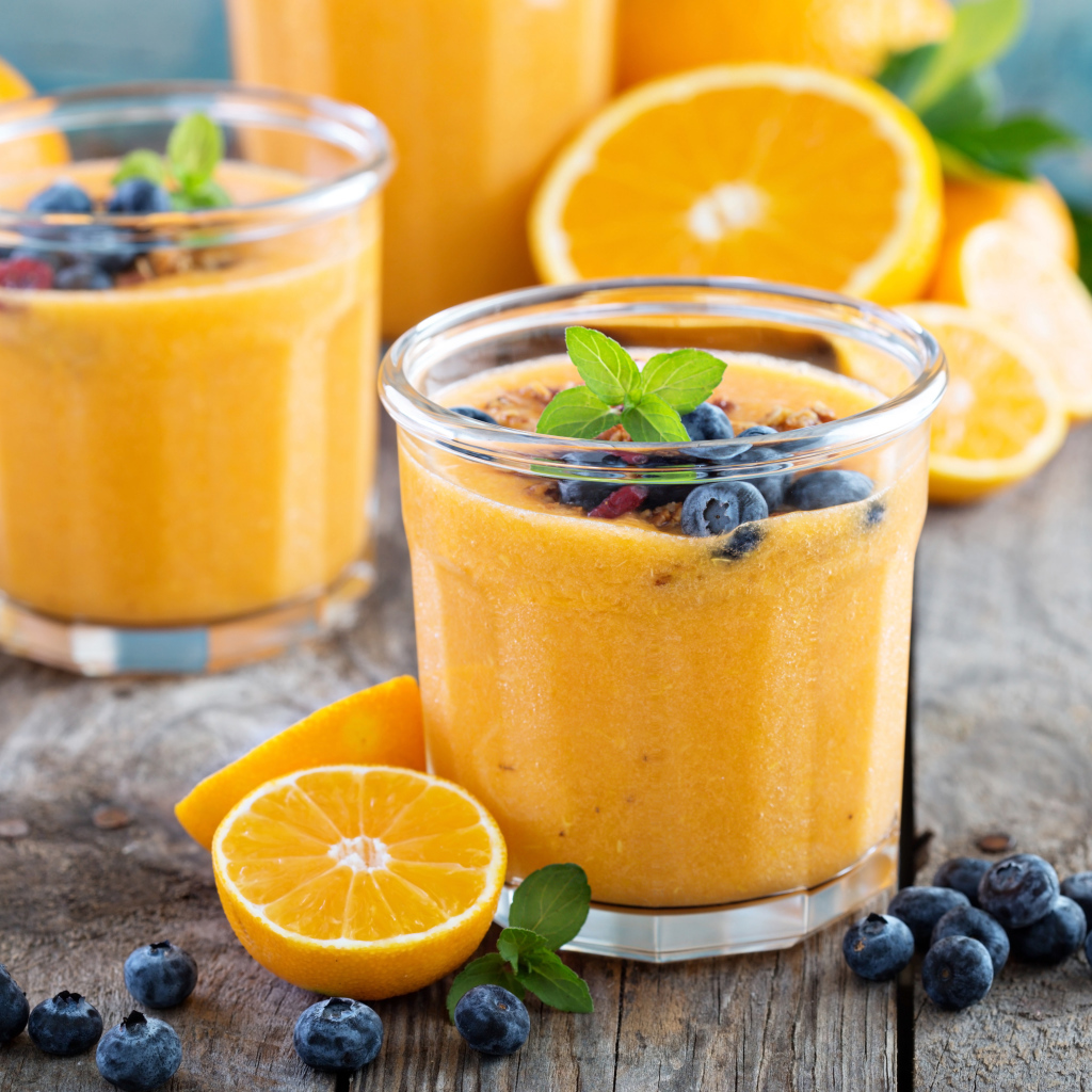 Апельсиновый сок в стакане с ягодами черники