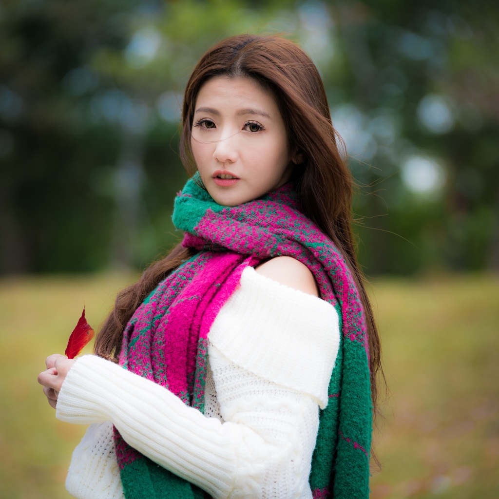 Красивая азиатка с шарфом на шее