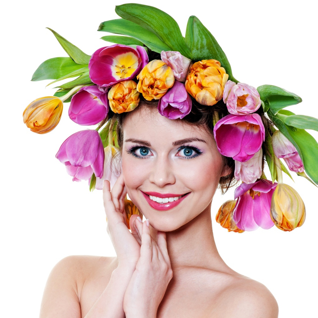 Голубоглазая улыбающаяся девушка с венком из тюльпанов на голове