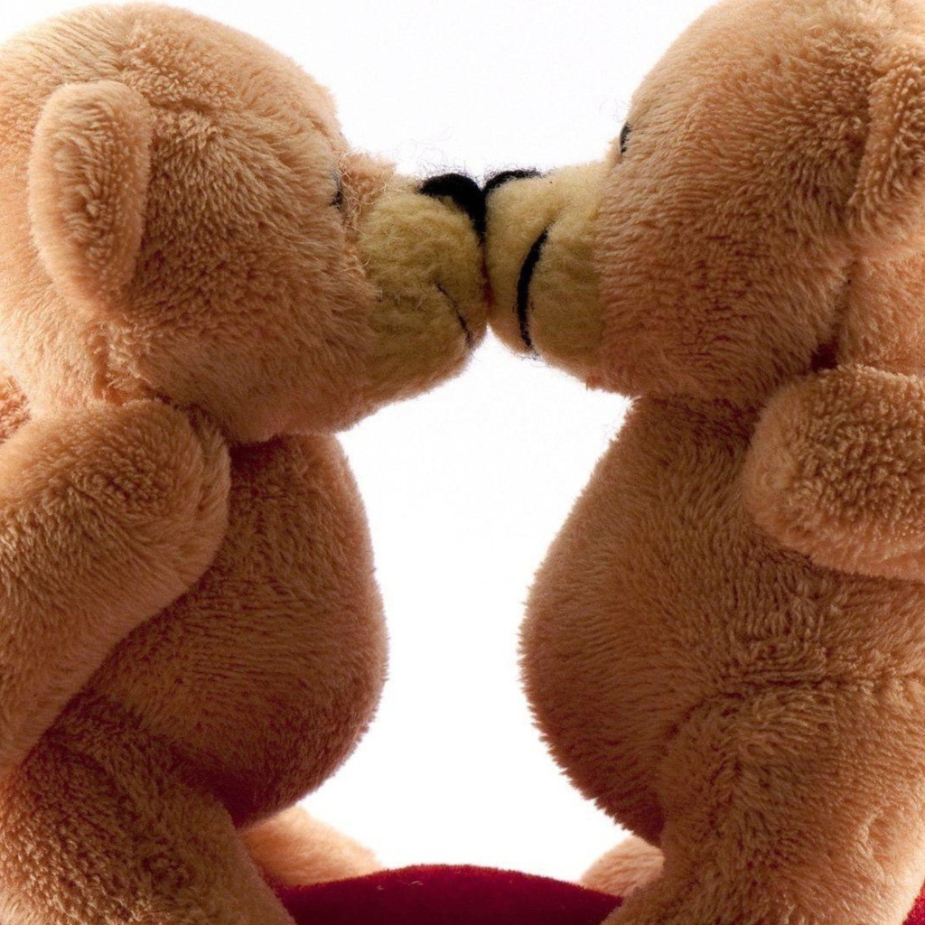 Поцелуй влюбленных игрушечных медведей