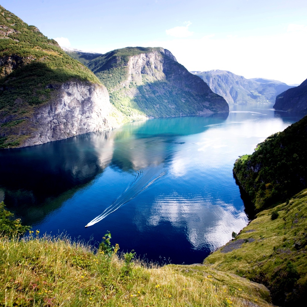 Нерёй-фьорд между горами под красивым голубым небом, Норвегия