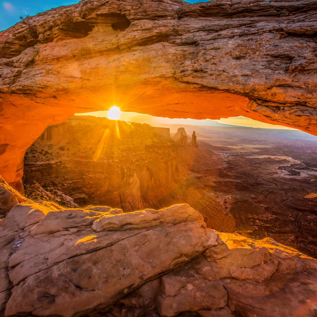 Солнце пробивается сквозь каменные скалы каньона