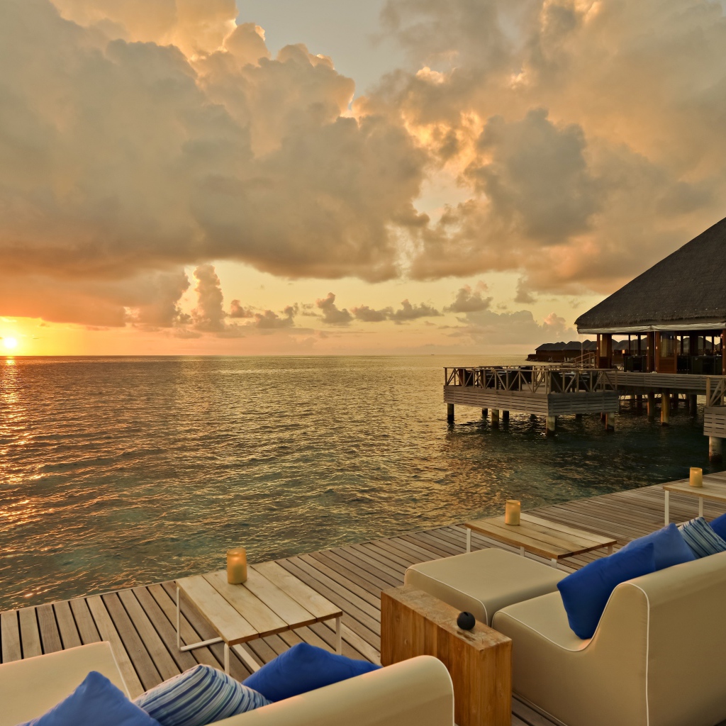 Красивый закат солнца на Мальдивах