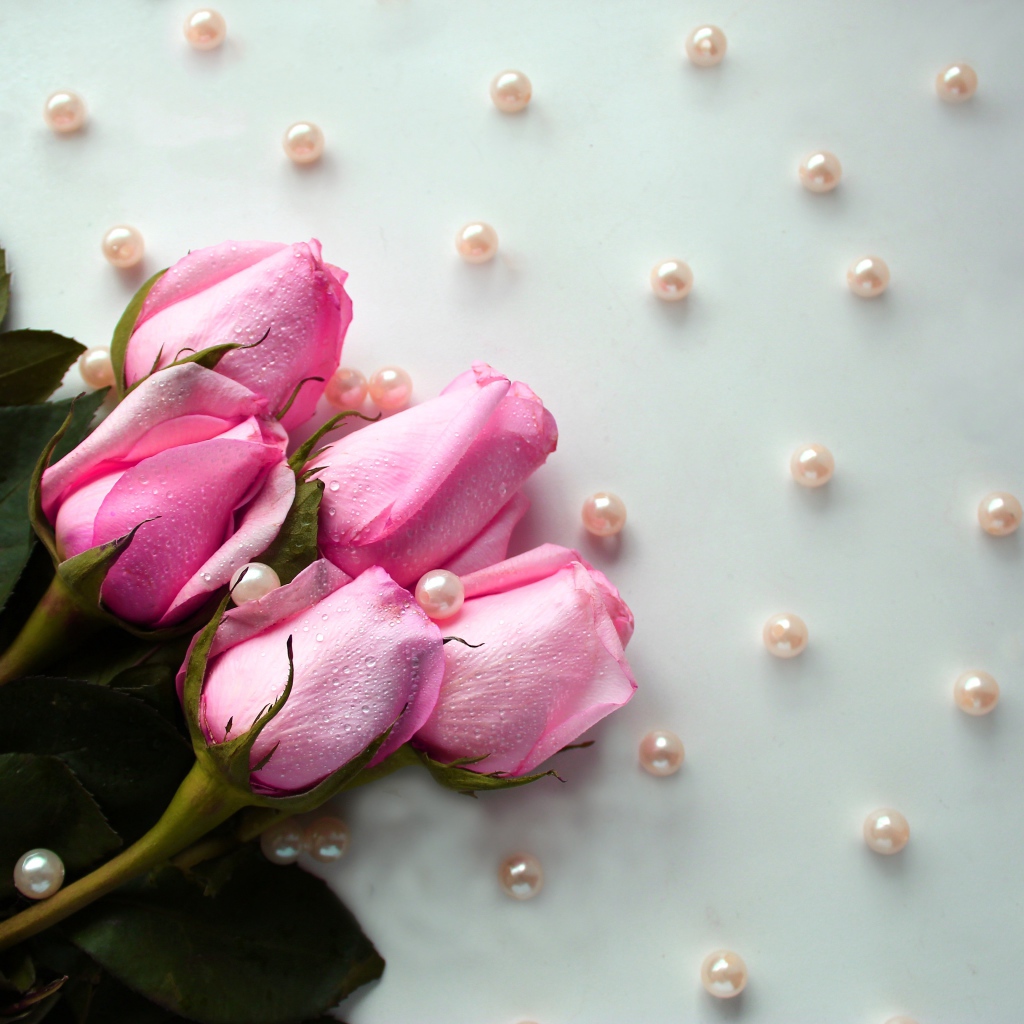 Букет розовых роз с бусинами