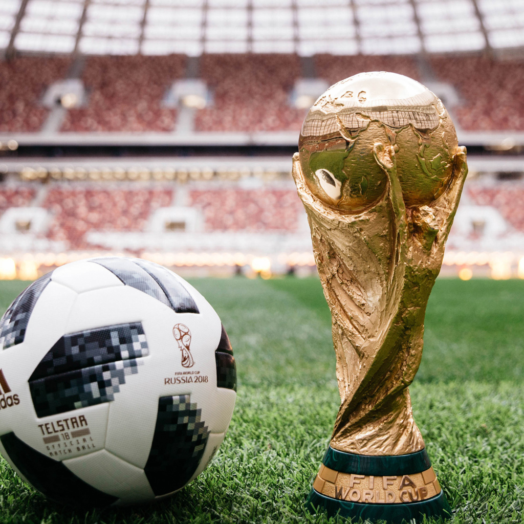 Мяч и кубок Чемпионата мира по футболу 2018 в России