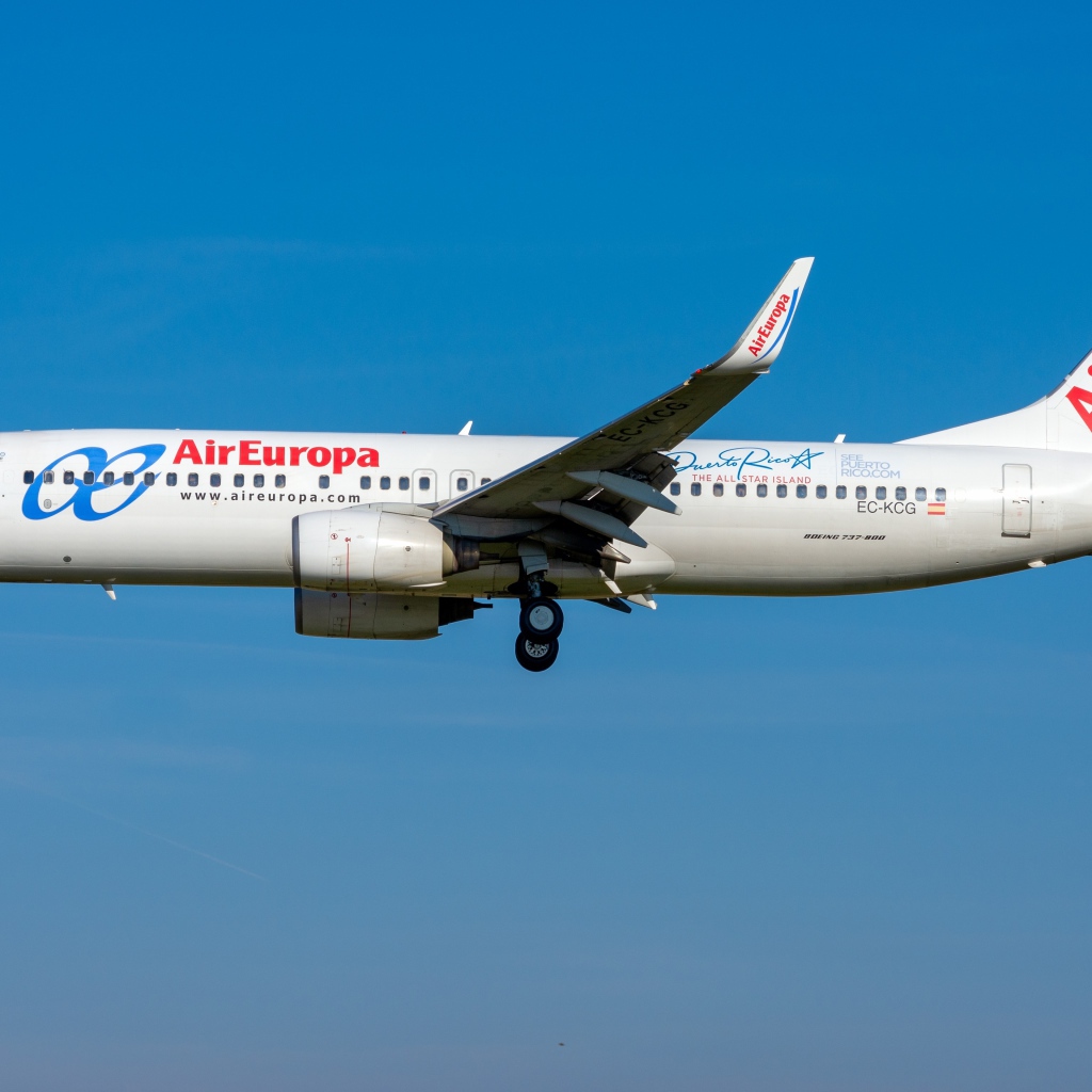 Большой пассажирский Boeing 737-800W авиакомпании Air Europa в голубом небе