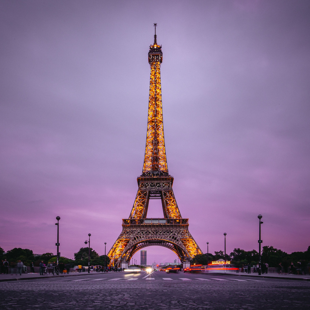Красивая Эйфелева башня в Париже на фоне фиолетового неба