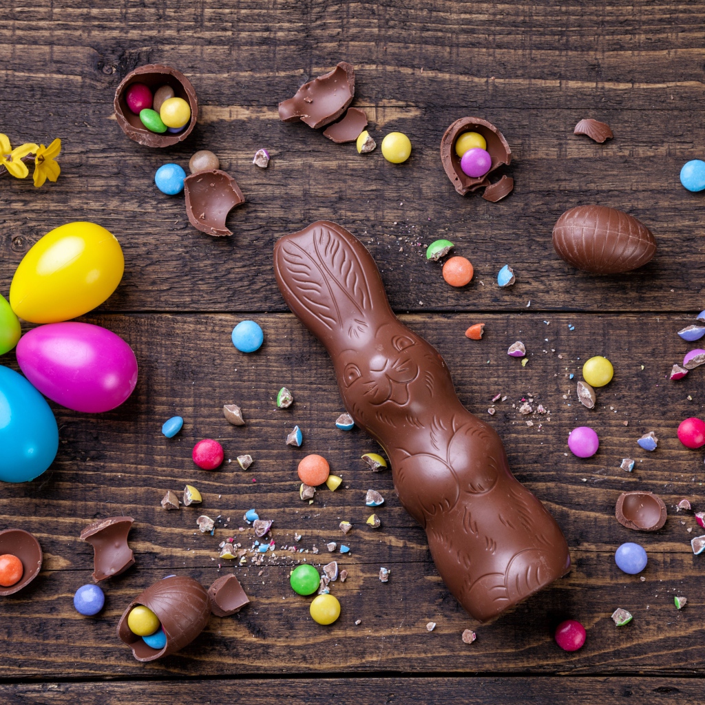 Шоколадный заяц и разноцветные яйца на Пасху