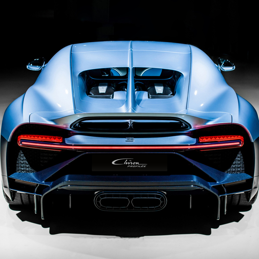Автомобиль Bugatti Chiron Profilee вид сзади
