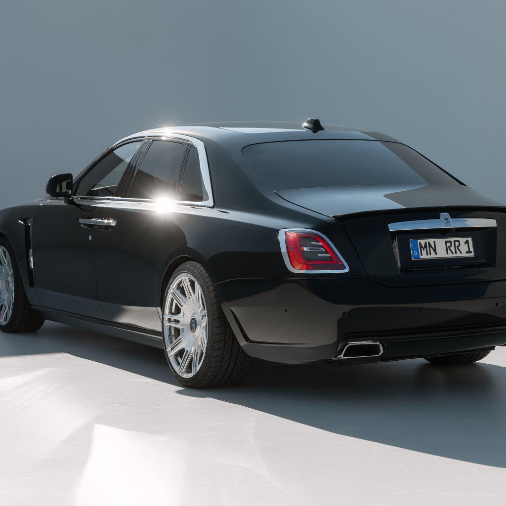 Стильный черный автомобиль Rolls-Royce Ghost 2023 года вид сзади