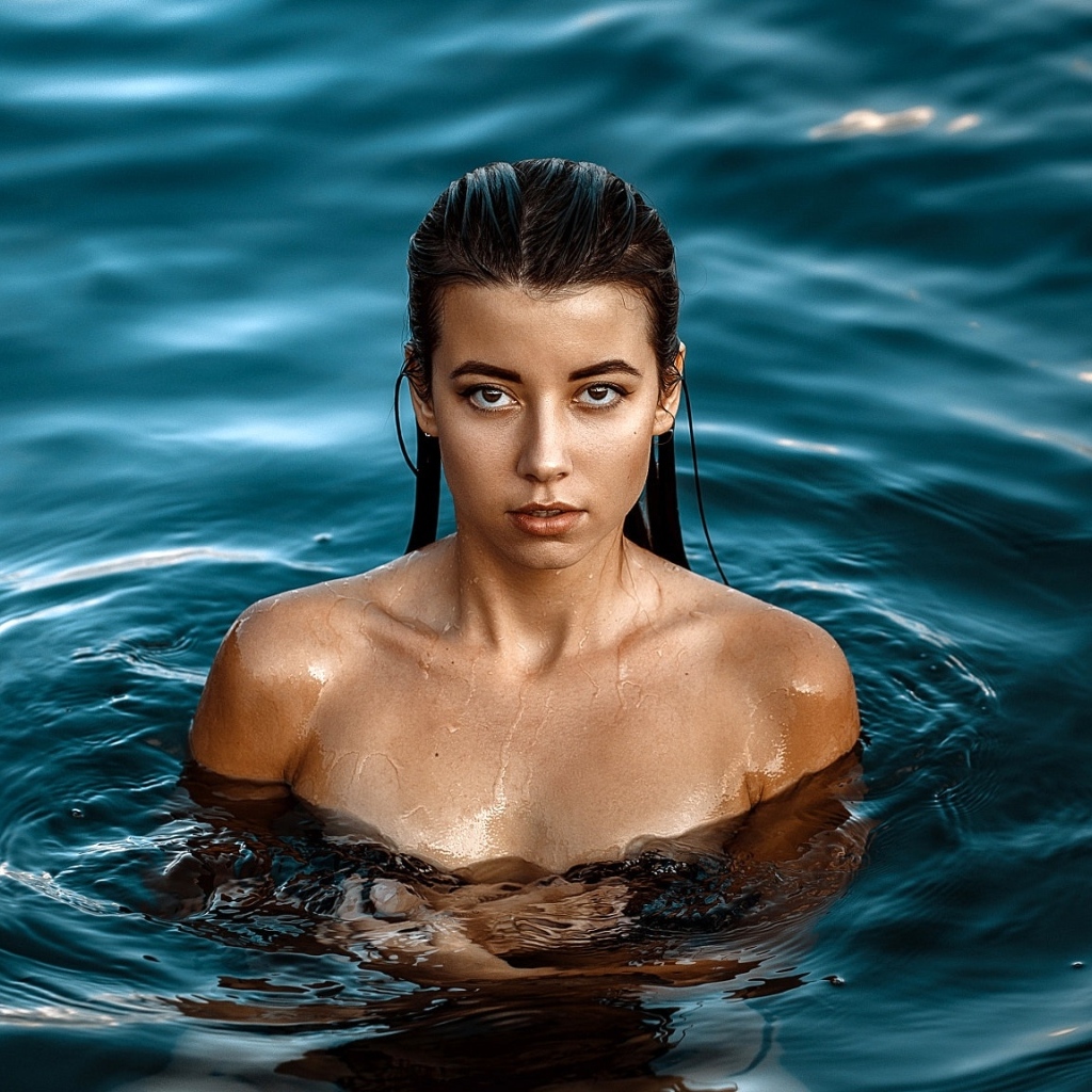 Красивая девушка стоит в воде