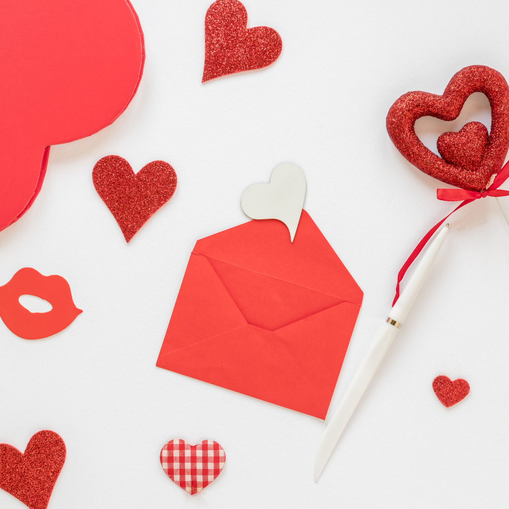Сердечки и конверт на белом фоне на день святого Валентина