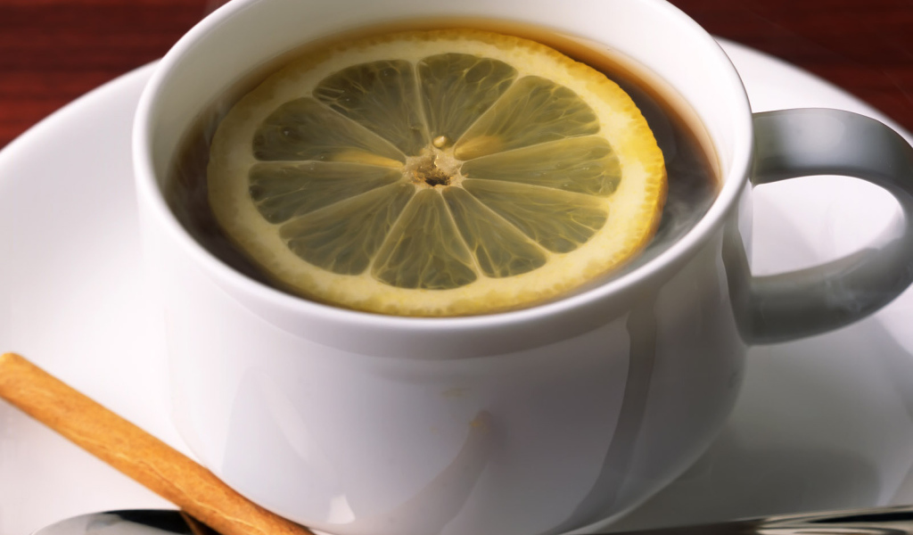 Кружка чая с лимоном