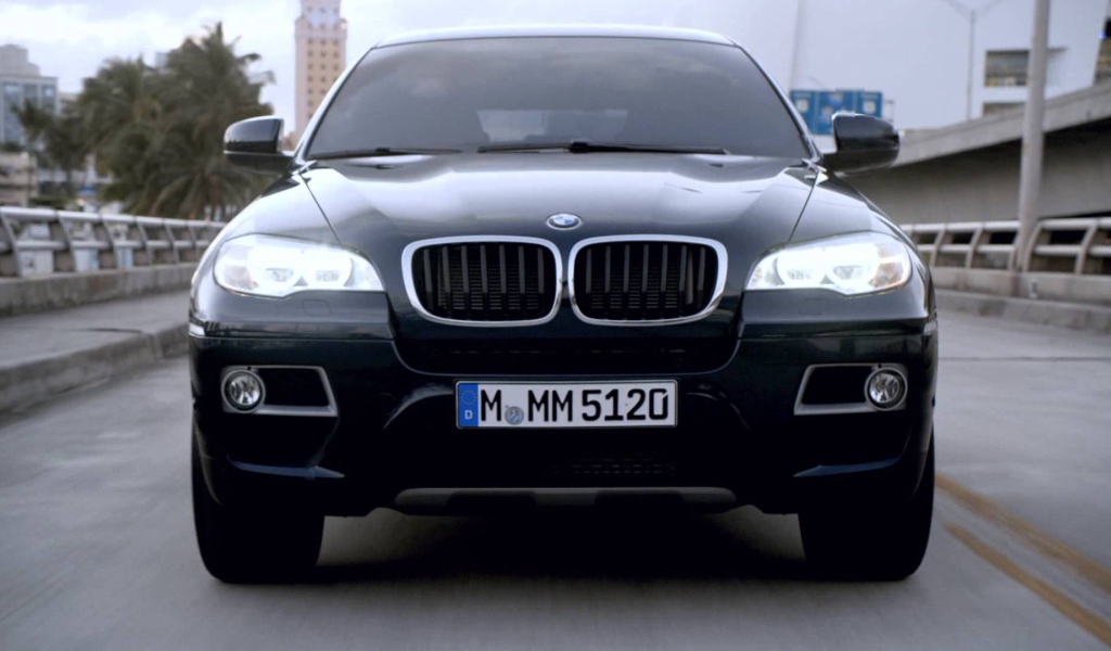 Черный BMW X4 кроссовер