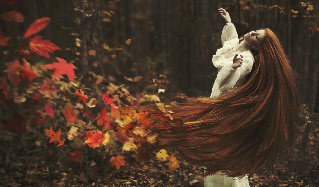 Девушка с длиннными волосами и осенняя листва