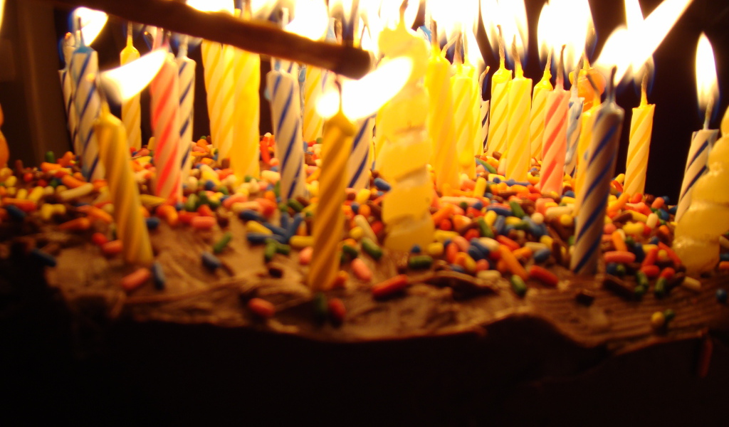 Свечи и торт на день рождения