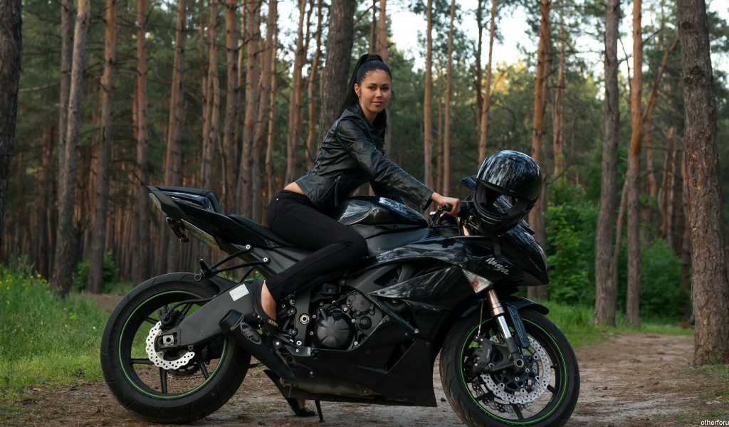 Женщина на мотоцикле Кавасаки ниндзя