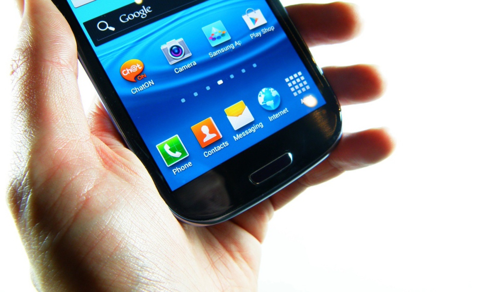 Samsung Galaxy S3 в руке на белом фоне