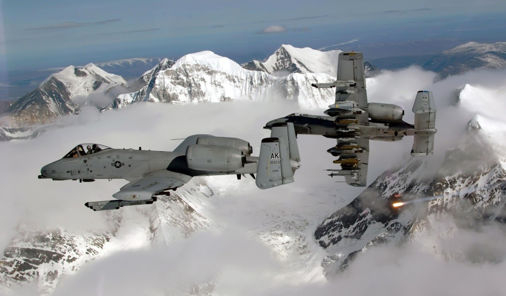 Военные самолеты над горами