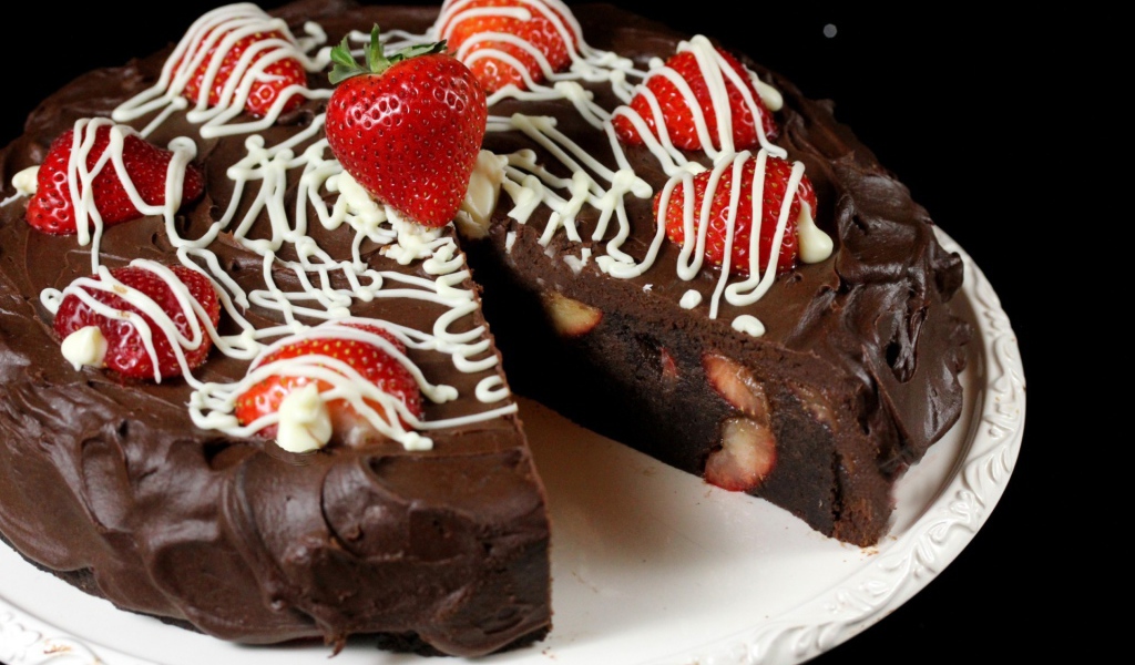 Шоколадный пирог с клубникой