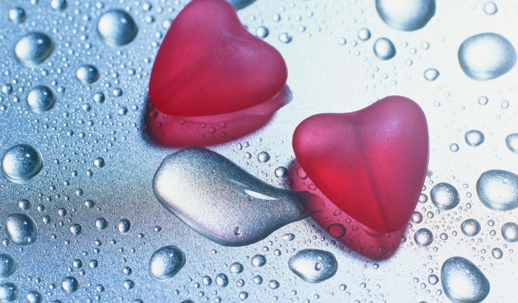 Сердца на влажном стекле на День Влюбленных 14 февраля