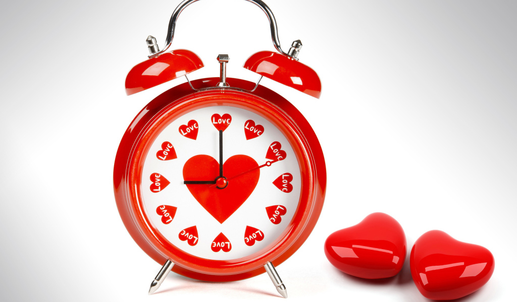 Часы с сердечками на День Святого Валентина 14 февраля