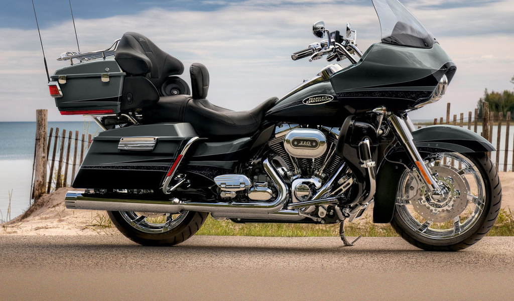 Красивый мотоцикл Harley-Davidson CVO Road Glide Custom